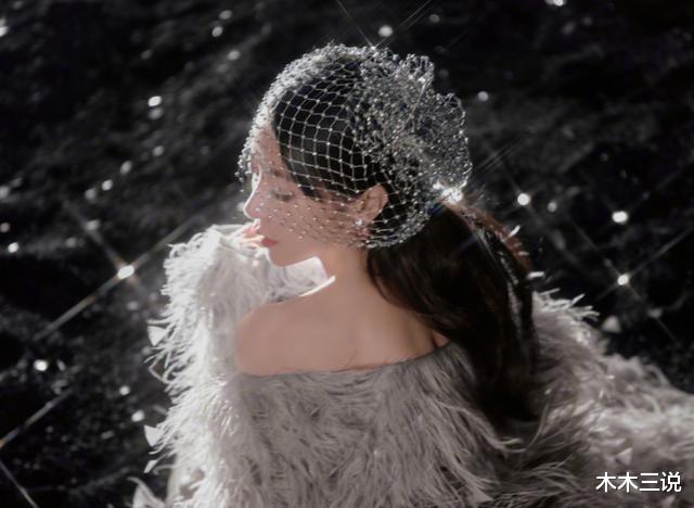 陈紫函|46岁陈紫函穿薄纱裙秀身材！皮肤白皙腿超长，躺沙地凹造型太性感