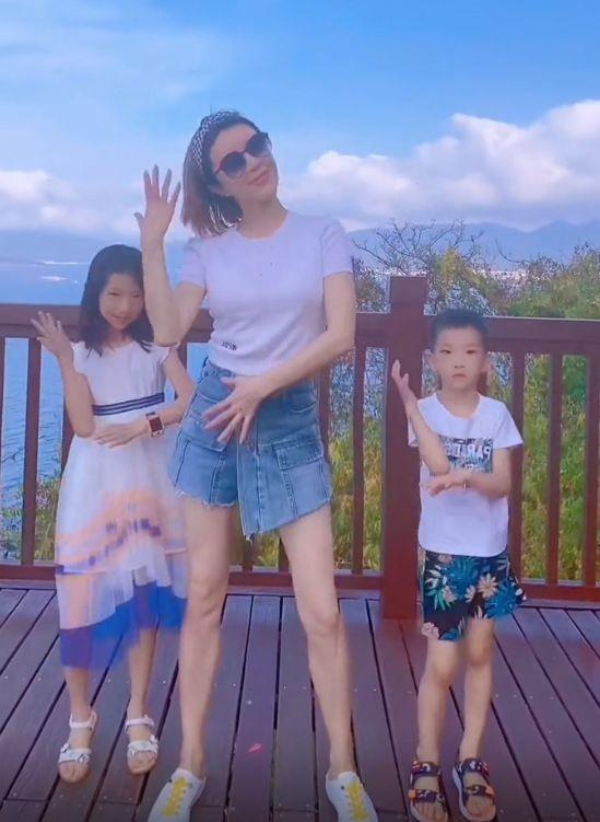 金巧巧|金巧巧水上秀美腿!穿露肩裙,一双筷子腿又白又细