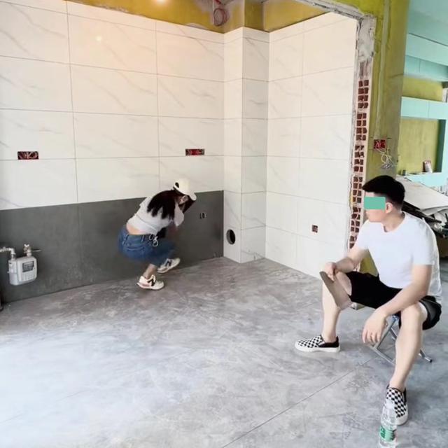 丈夫在装修房子,妻子在一旁指指点点,丈夫忍无可忍拉她去擦瓷砖