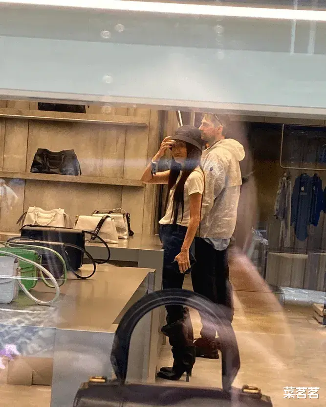 陈乔恩|73岁王薇薇真的是太疯狂了,她竟然找了一个外国小鲜肉陪他逛街