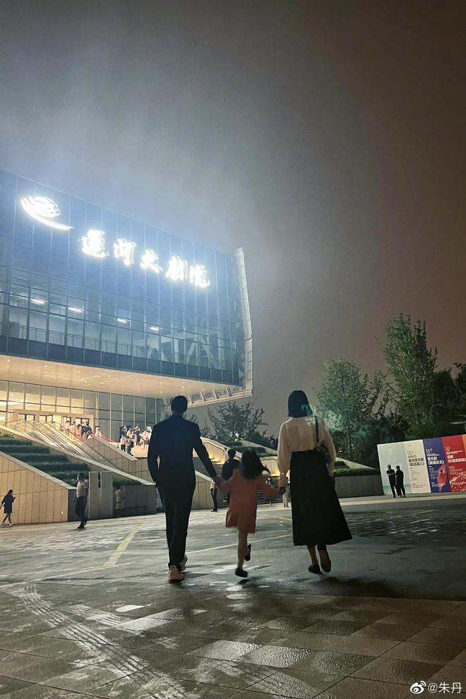 朱丹|朱丹晒带娃日常，一家四口幸福美满，5岁女儿气质像妈妈