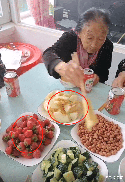 李玉成|菜不够水果来凑?李玉成做饭偷懒,马玉琴直播间落泪,网友:丢人