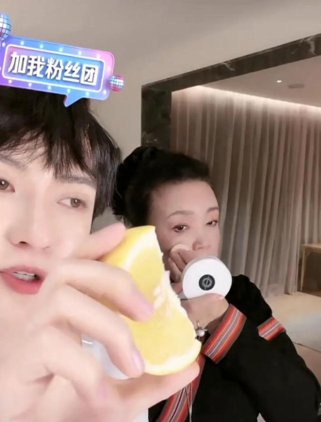 张兰 张兰直播突然有一个举动,而背后的原因让人不得不佩服