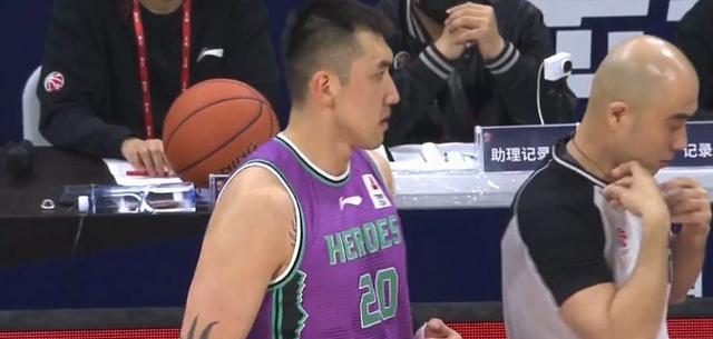 维尼修斯|高诗岩密切连线哈德森，陶汉林狂砍篮板，山东男篮55-58深圳队
