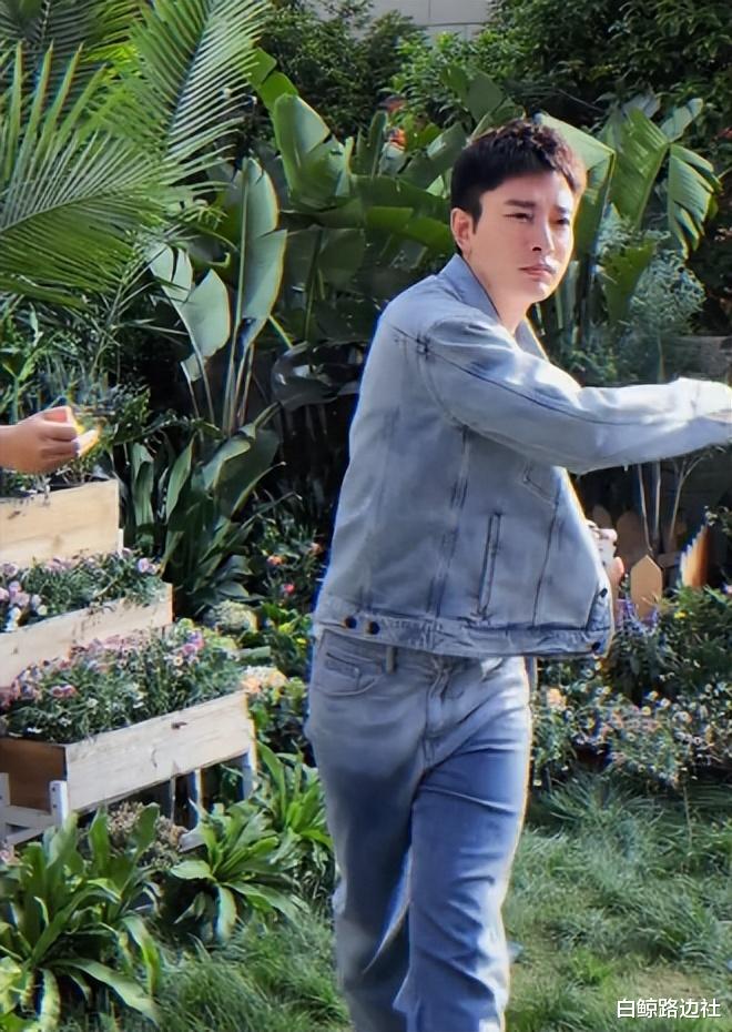 贾乃亮|贾乃亮三亚度假！和白衣女子酒店共度3个小时，穿拖鞋开车疑违法