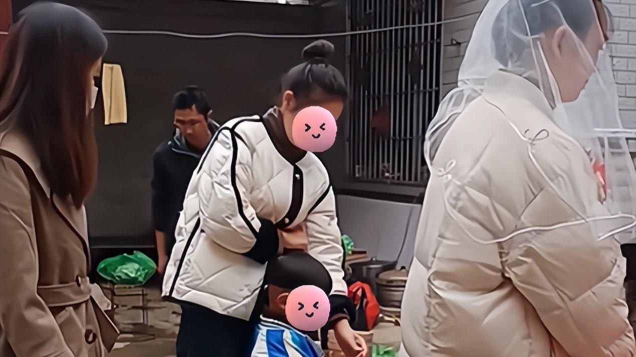 河南女子结婚没有穿婚纱，仅仅身穿棉服戴头纱！知情人：新郎家太抠门了