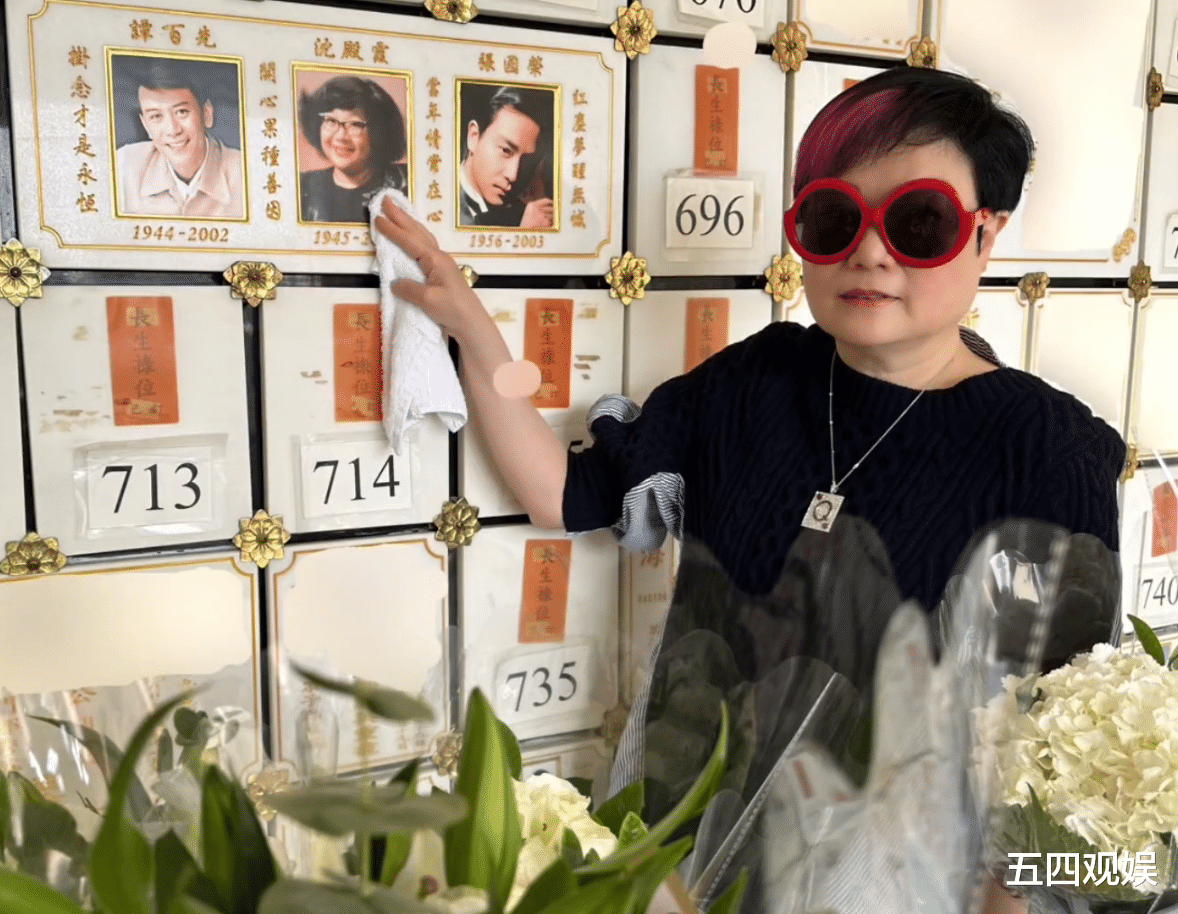 陈淑芬|沈殿霞去世15周年,好友陈淑芬清扫灵位,顺带祭拜张国荣和罗文