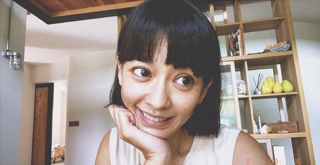 比嘴突更拉垮的是“眼凸”，年纪越大越显凶相，对气质影响挺大