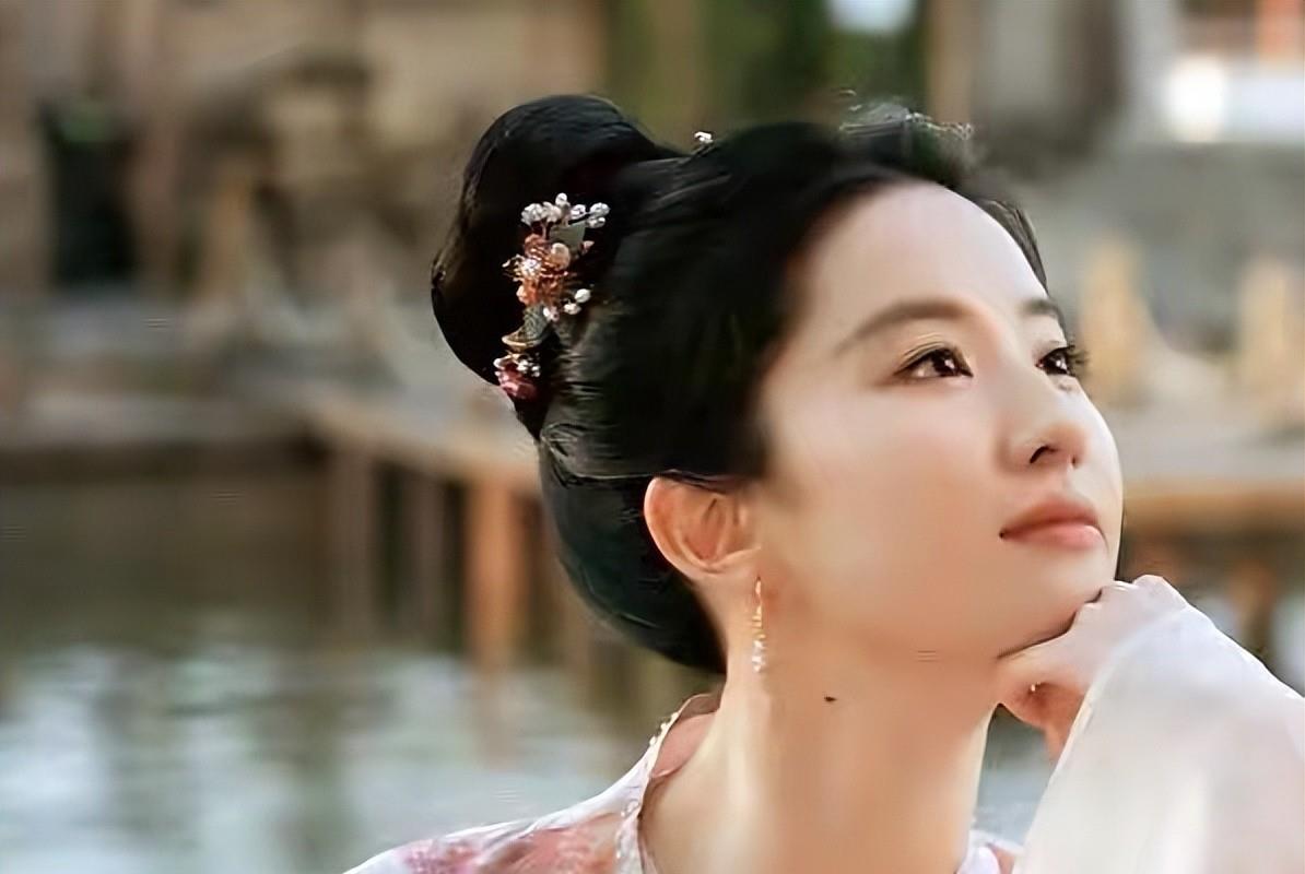 赵丽颖|85花近况尴尬？赵丽颖转型难，刘诗诗演技被嘲，唐嫣2年未拍戏