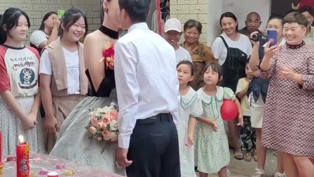 漂亮美女嫁给平庸男子，网友酸意满满，奉劝新郎婚后不要外出打工