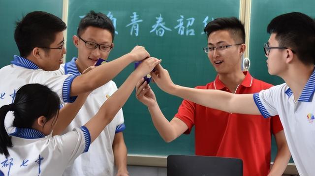 发型 2022初中生发型有新规，男生看上去精神又帅气，女生发型一言难尽