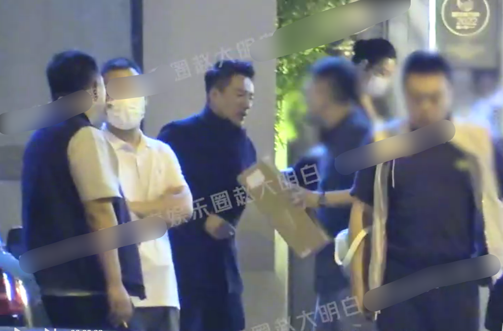 张颖颖|汪小菲张颖颖与人聚餐配合默契，张颖颖替汪小菲收名贵礼物不手软