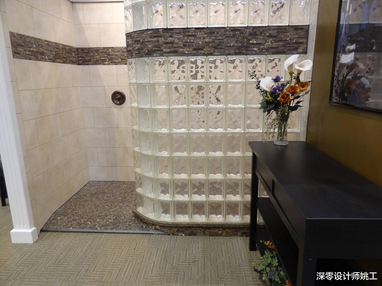 第一次发现,卫生间用玻璃砖隔出淋浴房后,还能美得这么清新脱俗