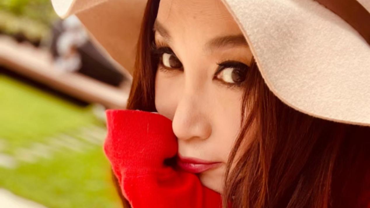 温碧霞|56岁温碧霞晒近况，露香肩性感甜美似少女，千万豪宅不见富豪老公