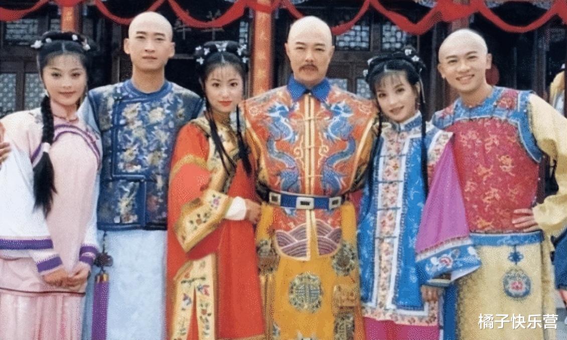 还珠格格|“看还珠格格，为什么尔康要搂着金锁？”求讲解！