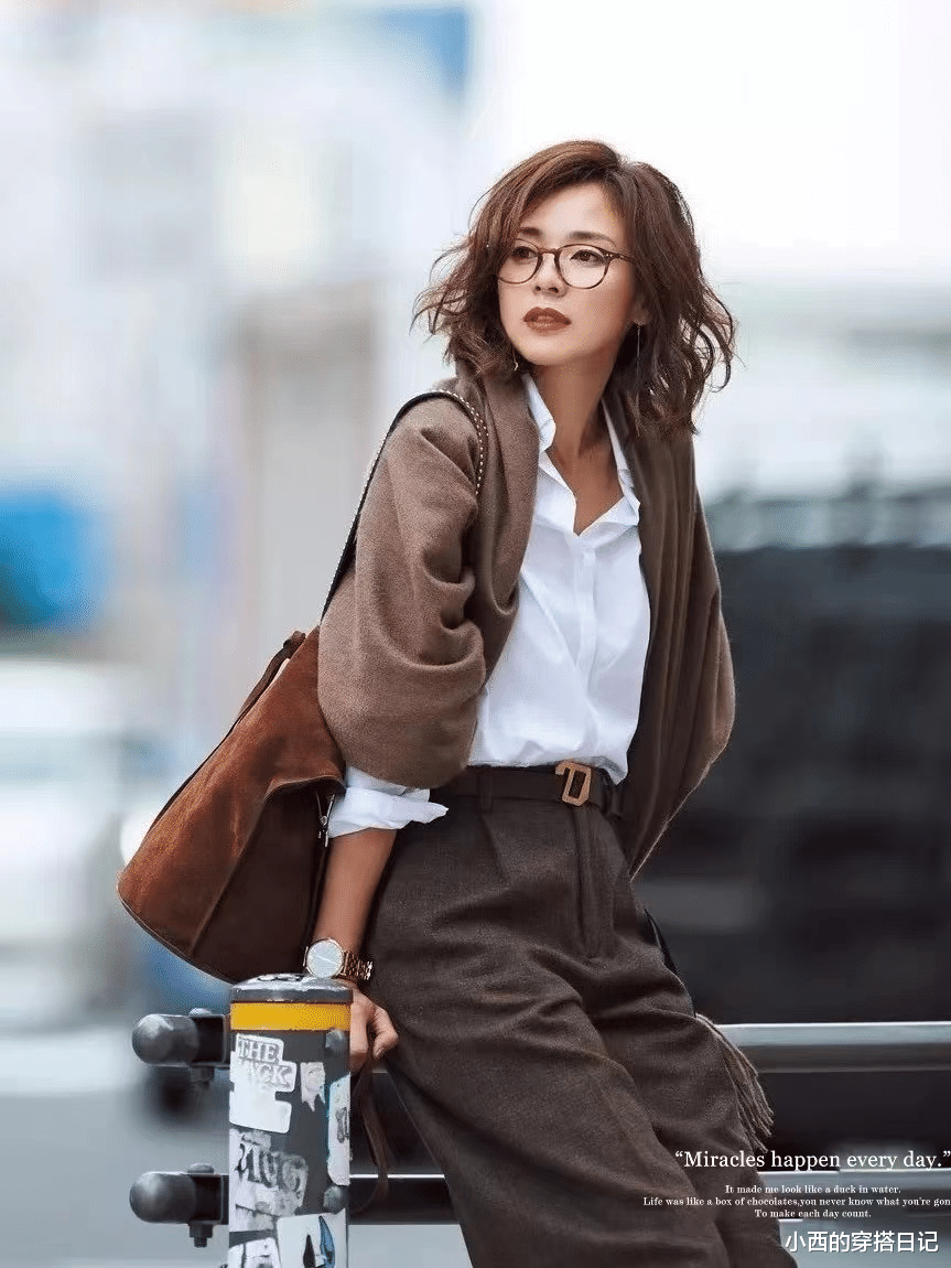 穿衣搭配 45岁的她太会穿衣服了，简约温柔优雅