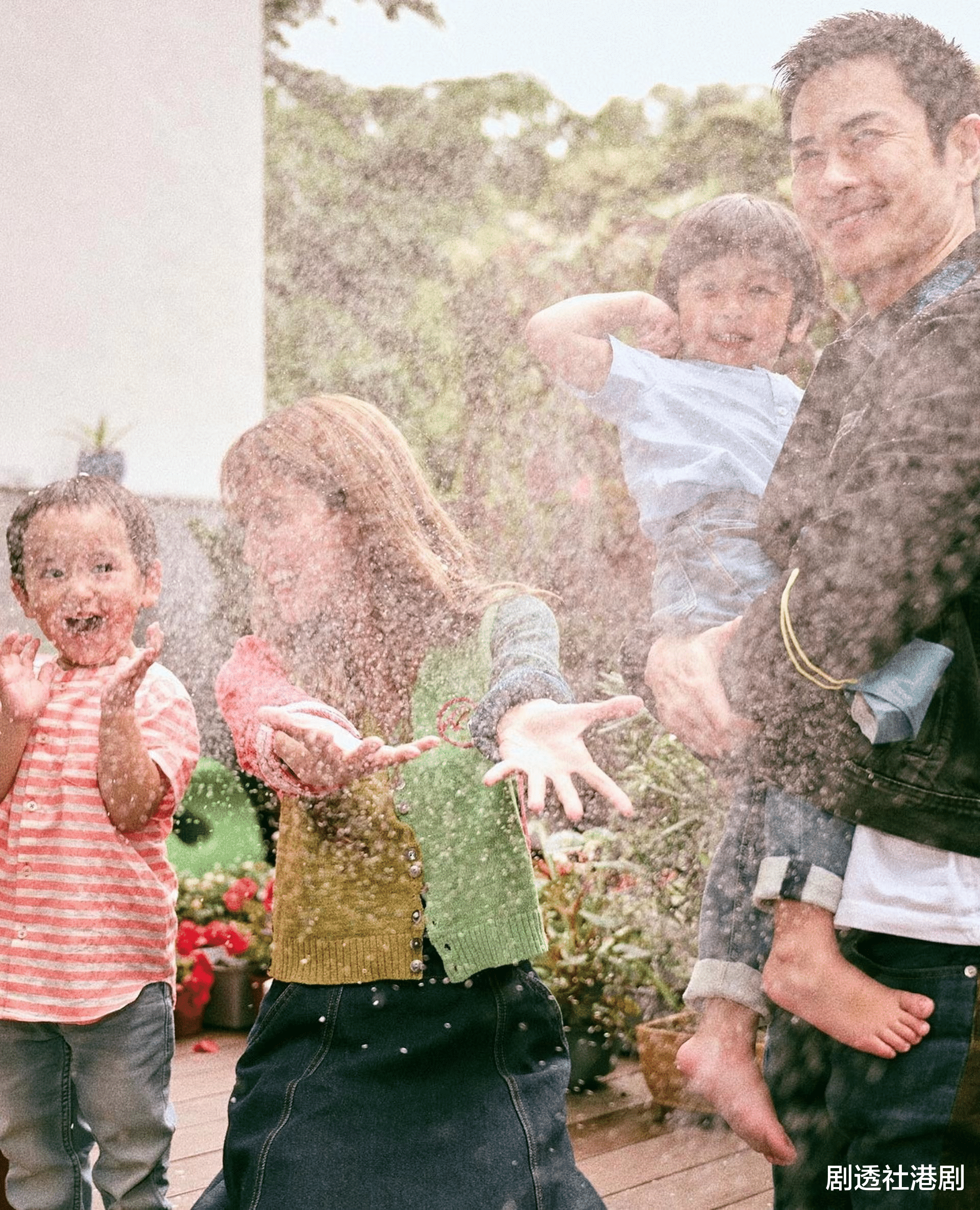 陈凯琳|结婚4周年!前港姐冠军大放闪光弹秀恩爱,婚后感受:如烟花一样