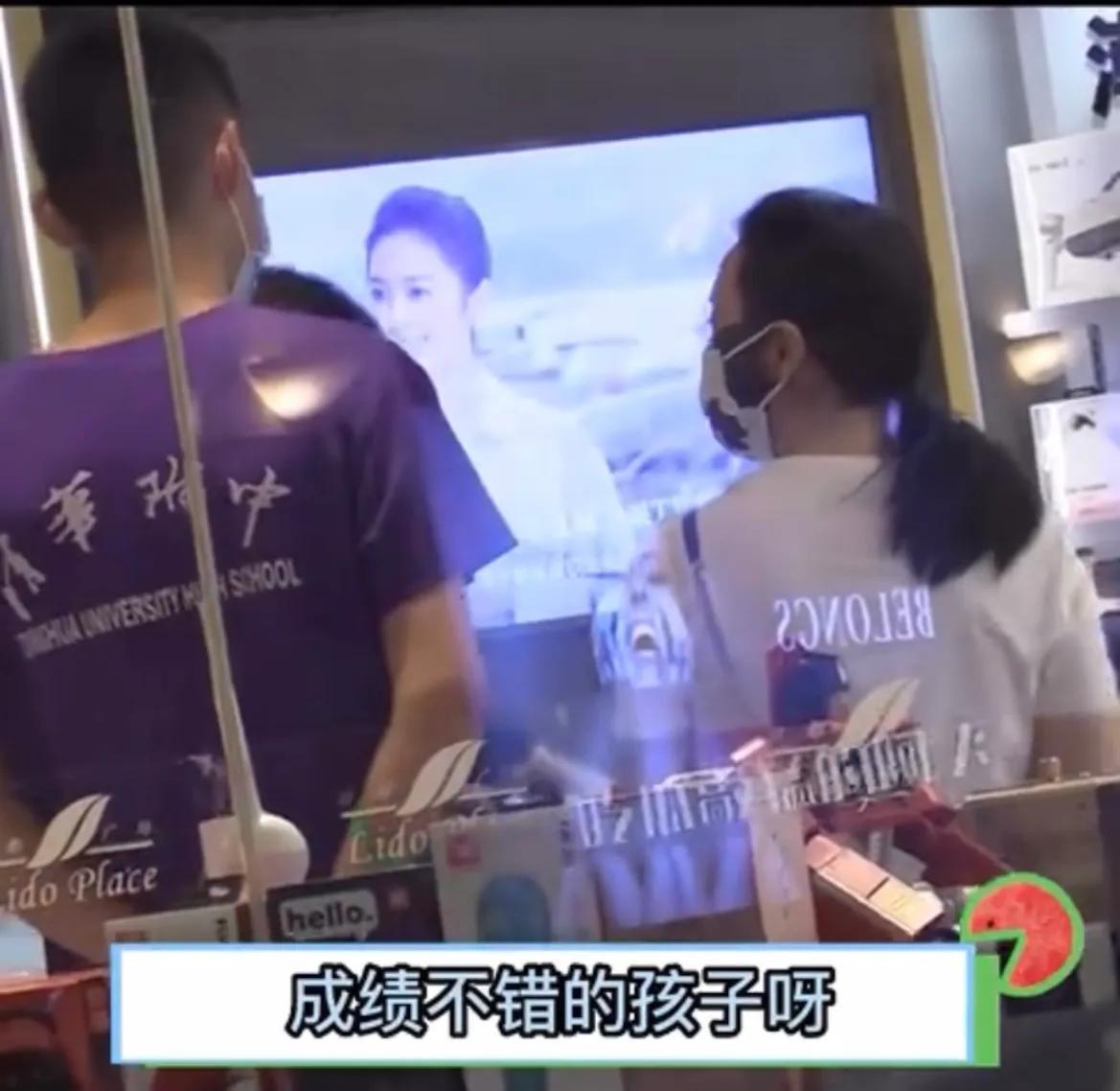 蒋勤勤|蒋勤勤和大儿子同框，15岁小老比妈妈高出一个头，身高直逼一米九