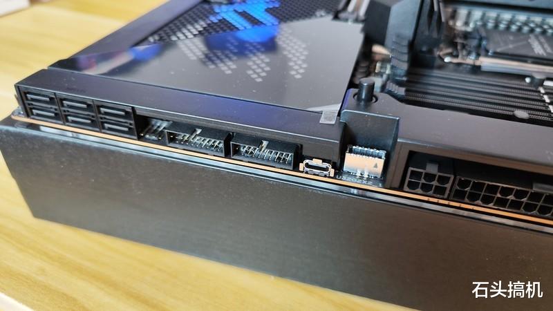 主板|12代酷睿的最强座驾!万元主板ROG MAXIMUS Z690 EXTREME开箱