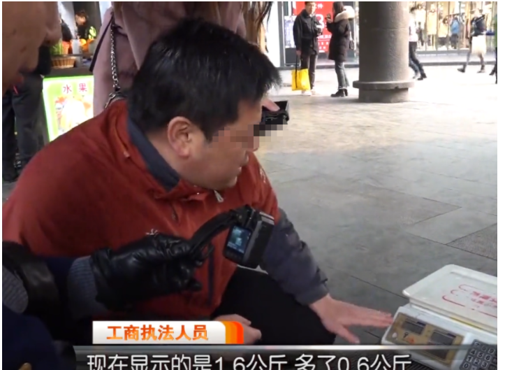 陕西西安,女子买了两斤水果切,感觉分量有些少,回去一称只有一斤三两多