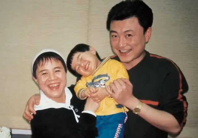 刘纯燕|刘纯燕23岁女儿订婚，帅气“金龟婿”1米95，岳父王宁穿喜庆红衣