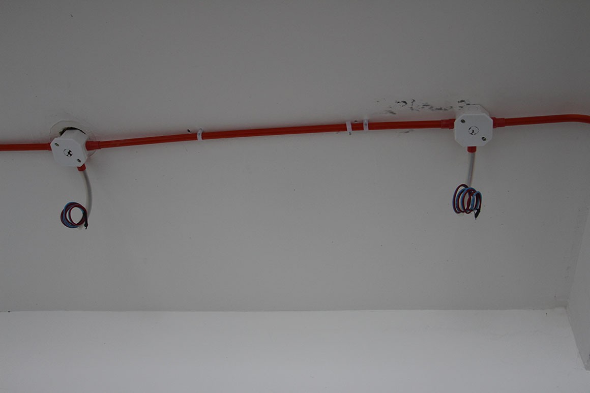 为什么电线都要绕几圈再接开关?只是为了多赚钱吗?大家都误解了