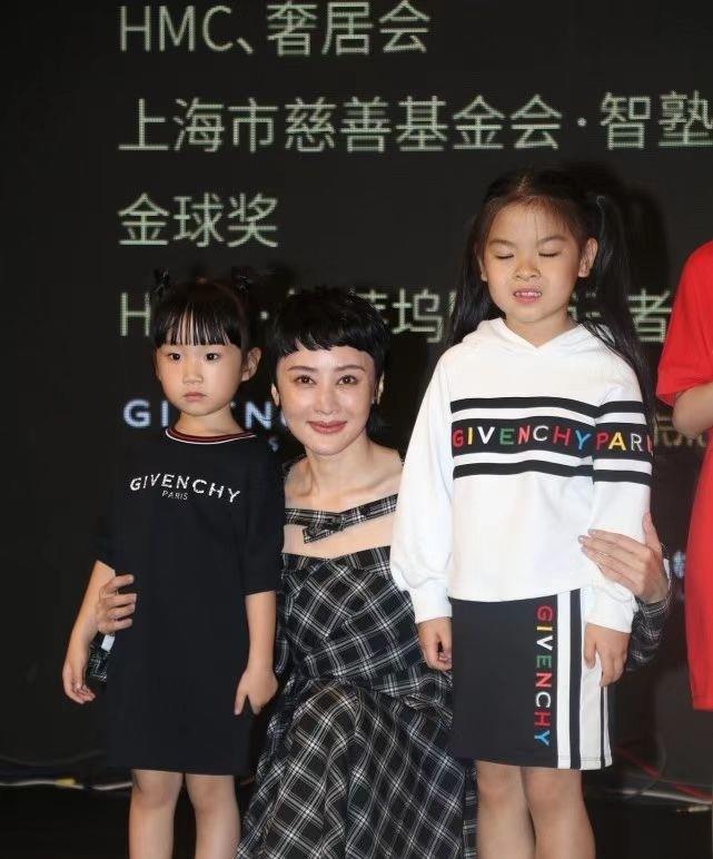 减肥药 朴树妻子太瘦了！穿格纹衫锁骨突兀，留眉上齐刘海竟很有灵气