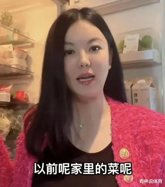 李湘|李湘送女儿回来了,第一件事就是带货,可以说事业心很强。