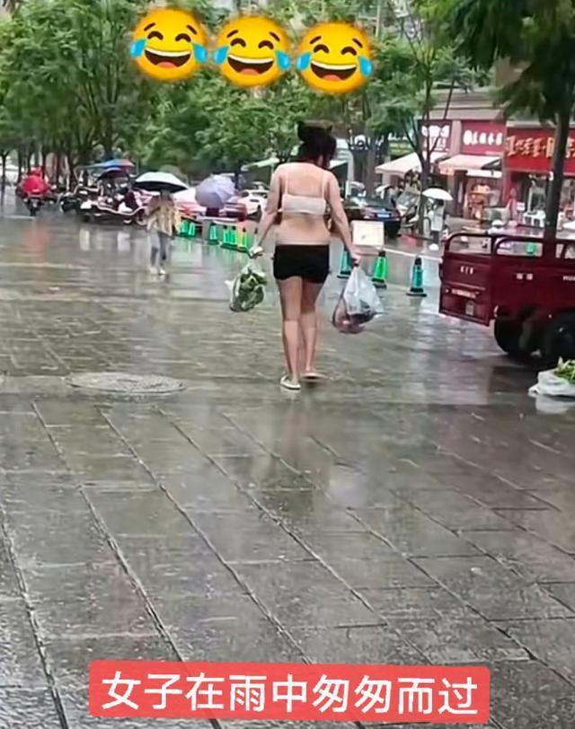 重庆一女子雨中出门买菜，忘打伞更忘穿外衣，被围观后披散头发遮面