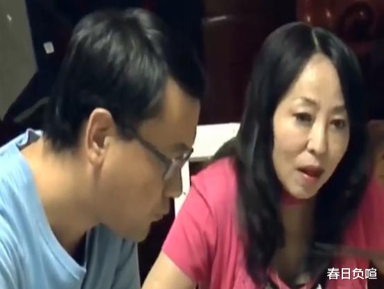 河南41岁女老板恋上小19岁下属,50岁为其生下3胞胎,如今怎样?
