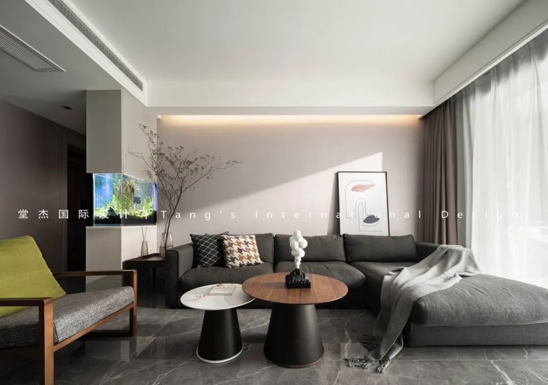 鱼缸做入户隔断效果怎么样？现代简约风格装修案例鉴赏