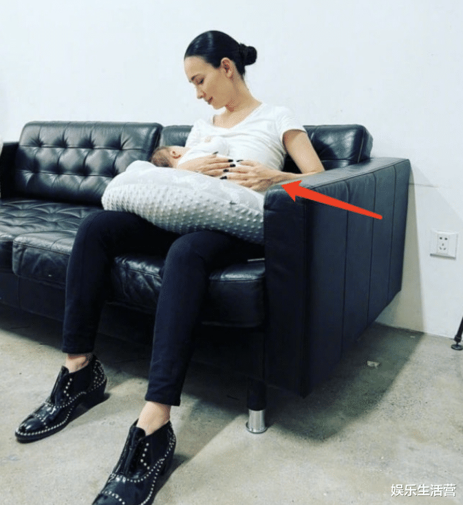 韩庚 韩庚妻子晒哺乳照，产后三个月身材回巅峰，哺乳期做美甲引争议
