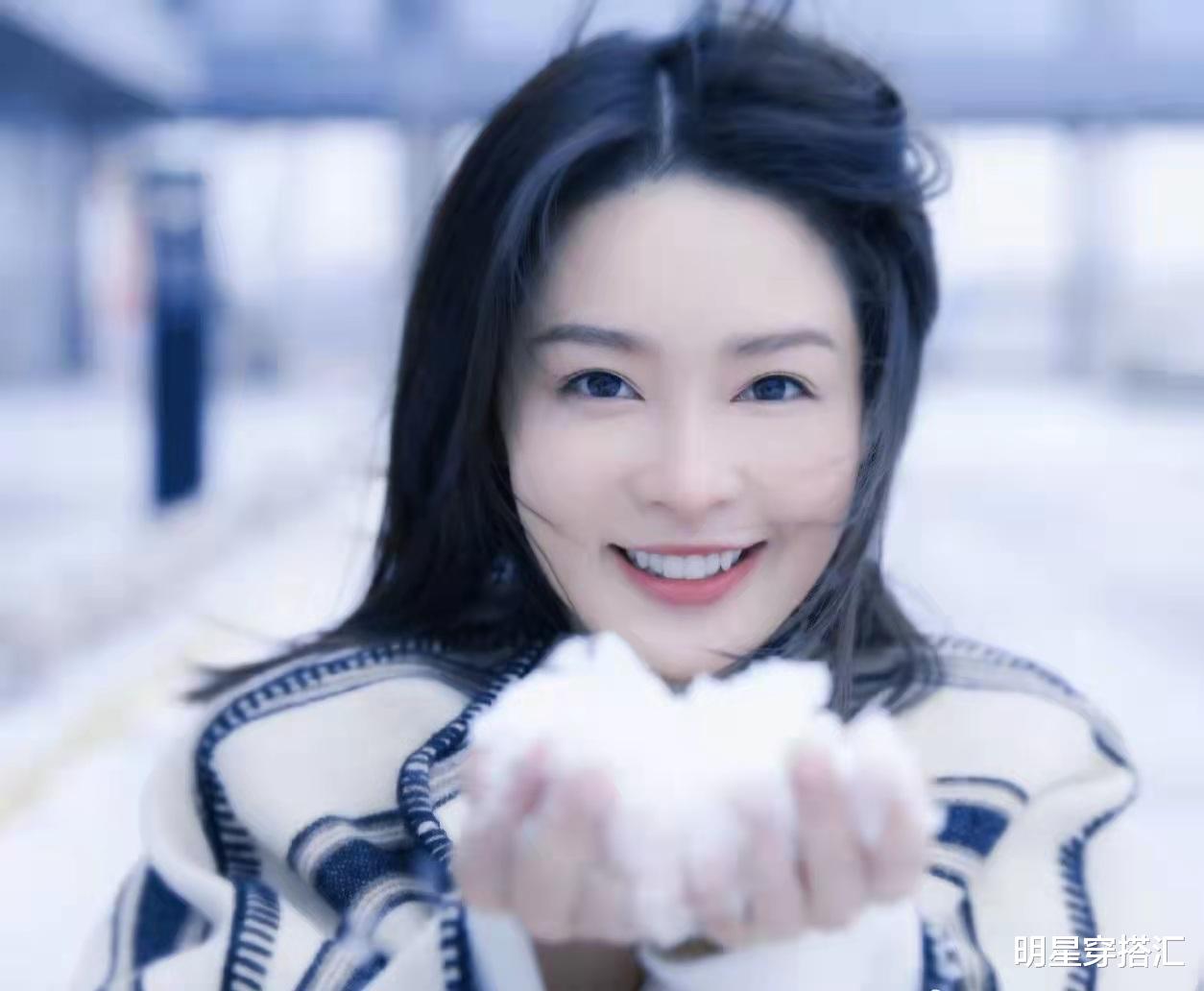 李沁|李沁穿绿色斑马纹风衣配牛仔裤,春日雪中自拍,满屏浪漫的氛围感