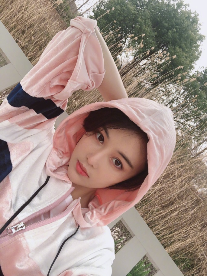 张馨予真会穿，黑色波点外套配半身开叉裙优雅时尚很大气，真有型