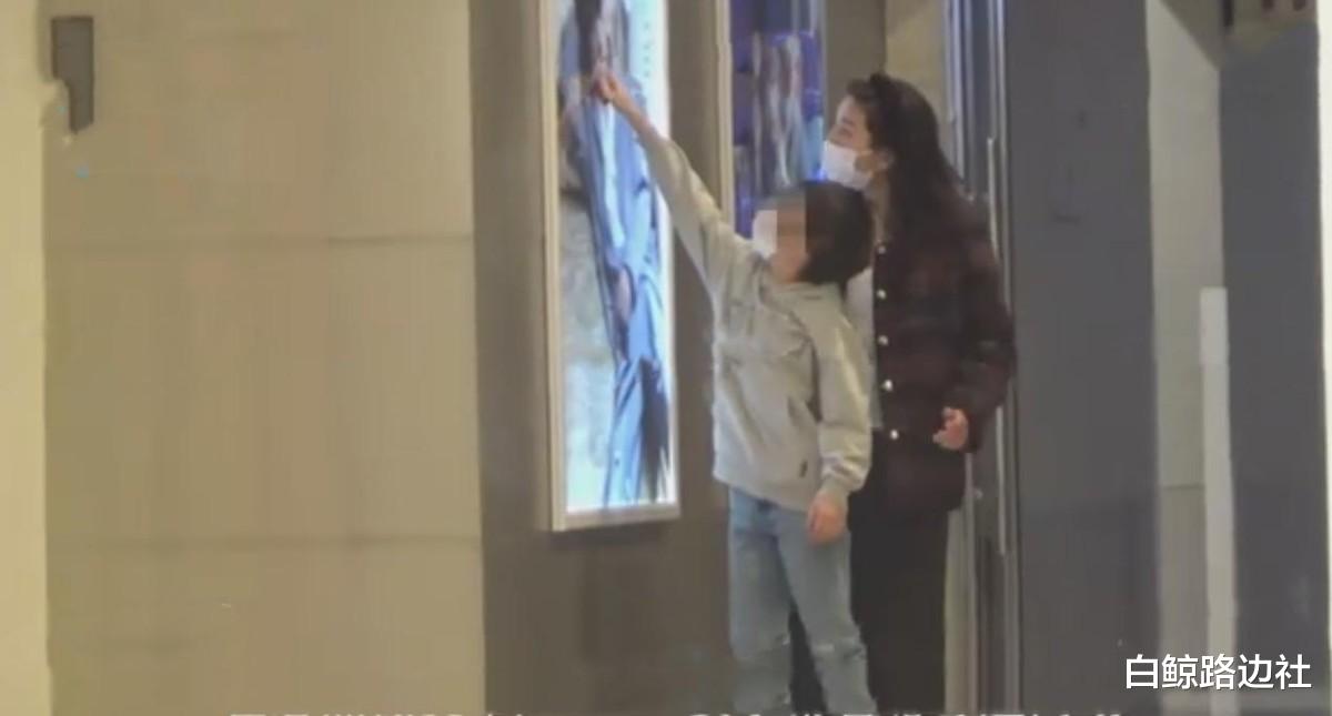 霍思燕|霍思燕带俩娃和友人逛街！疑给二胎女儿扎辫子，脸蛋圆嘟嘟超可爱