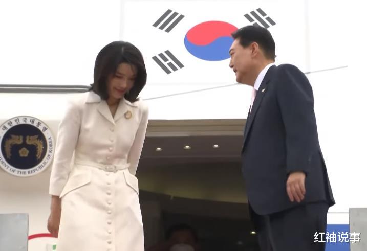 韩国 韩国第一夫人首次外访,一袭白裙仙气飘飘,比韩剧女主角都惊艳