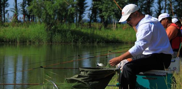 大爷|一人垂钓全楼吃鱼！江苏一男子给邻居送鱼却被告了，究竟咋回事？