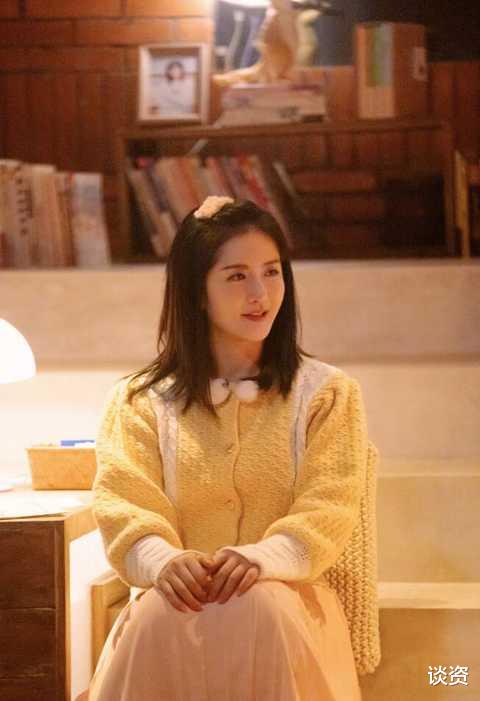 谢娜|谢娜晒与3个女儿合照,小女儿首曝光亲自背身上,双胞胎女儿风格大不同