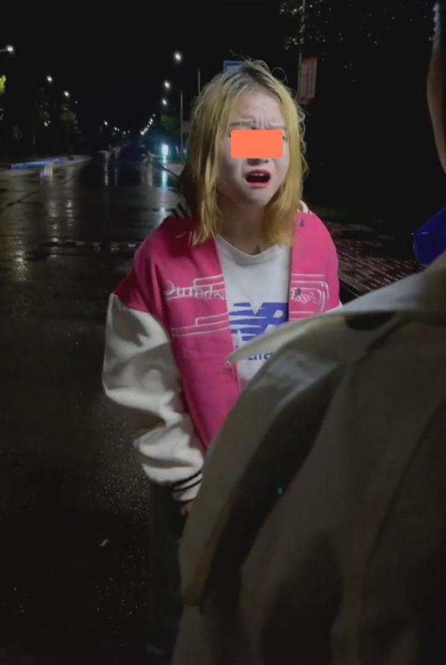 浙江:女子街头对男友怒吼:凭什么好聚好散,我心动一次容易吗