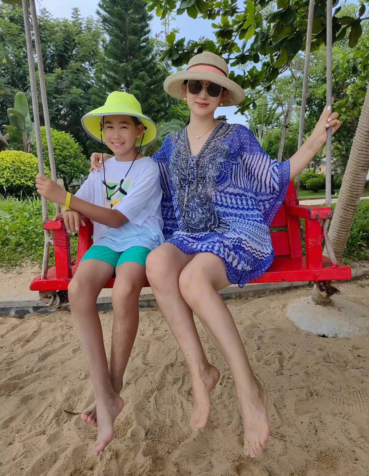 赵文卓|赵文卓14岁女儿初长成！一家五口度假，她打扮最成熟太抢眼！