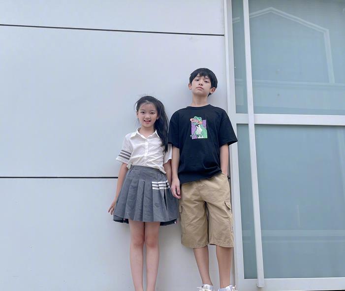 阿拉蕾|李亦航妈妈频繁晒儿子与阿拉蕾照片，二人合照可爱，身高差太萌了