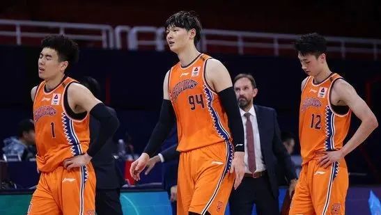 上海男篮|傻了！首秀就坏！33分钟9失误！中国男篮又杀出一超级新秀
