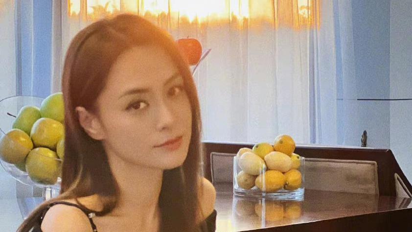 阿娇|阿娇在社交平台，分享二连拍的美照，状态比以往好多了