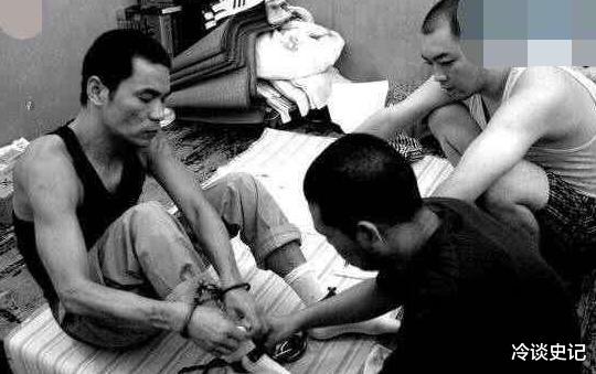 东北“著名”黑老大,曾霸占着24个女明星,狠起来连自己都砍