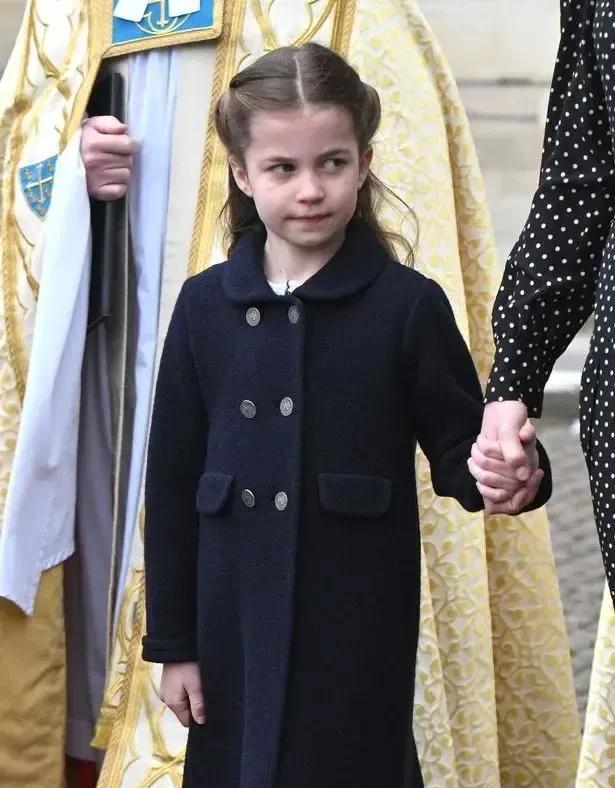 夏洛|夏洛特小公主，眼神坚毅一看就是王者，气场绝对碾压哥哥乔治王子