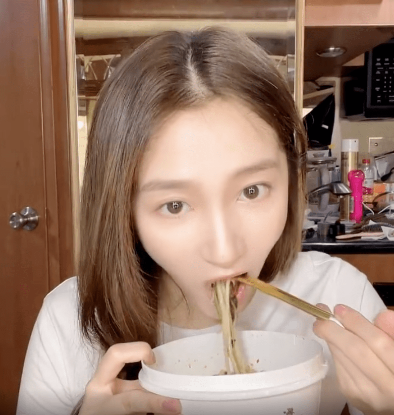 女孩 关晓彤视频滤镜翻车,下巴变形脸型奇怪,分享美食再遭网友吐槽
