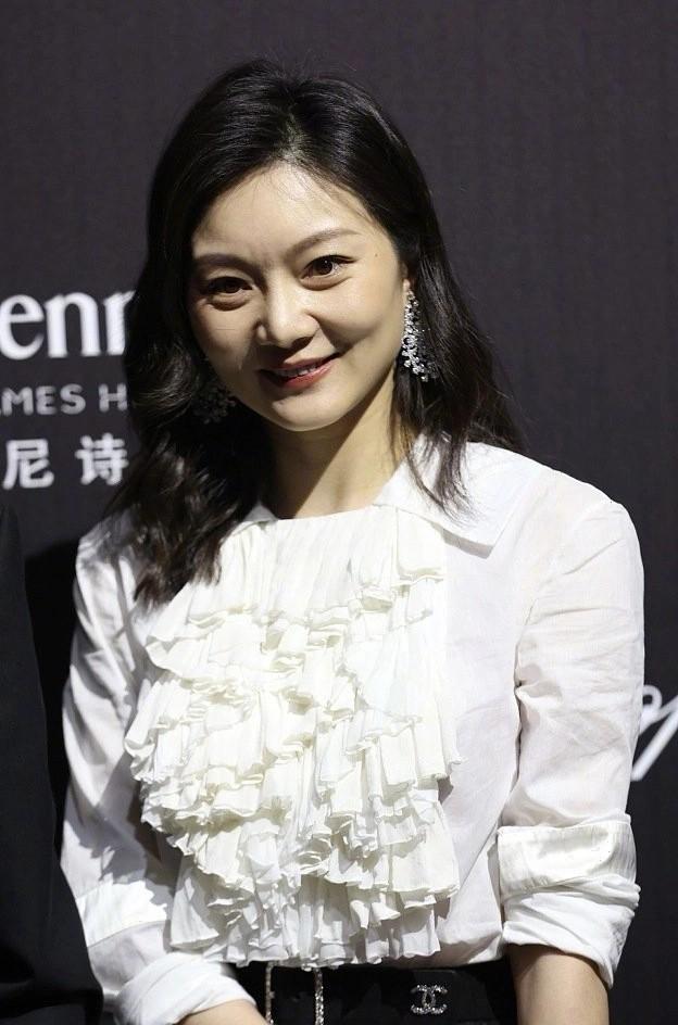 服饰|?张艺谋一家三口齐亮相，小31岁娇妻一件衬衫就要五万，挺有阔太范！