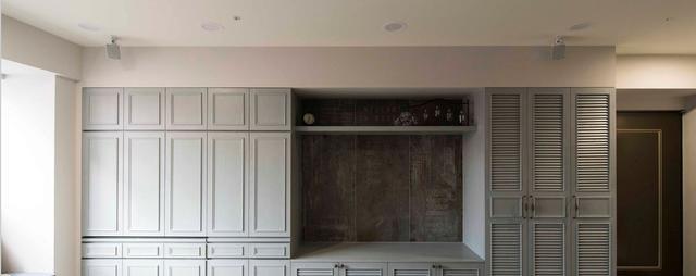 空间不靠省,关键要会“藏”!电视墙上拉出一张餐桌,这是大智慧