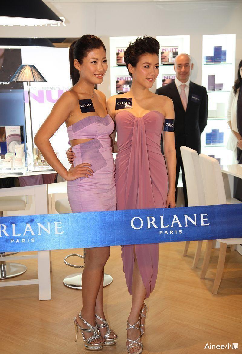 洪金宝|陈茵微和洪金宝儿媳妇同框，都穿抹胸裹身裙窈窕精致，显出好气色