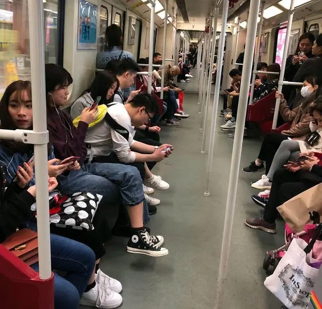 杭州女子地铁被小男孩抢座袭胸,家长拒不道歉:孩子小不懂事